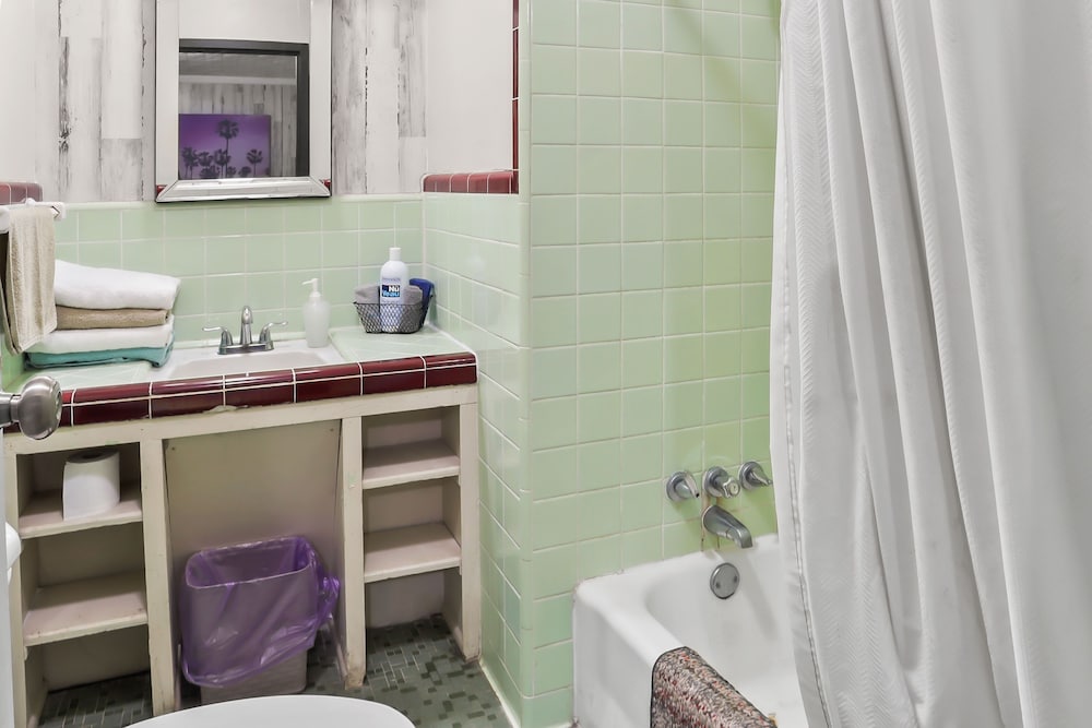 Basic Room, 2 Queen Beds photo 2