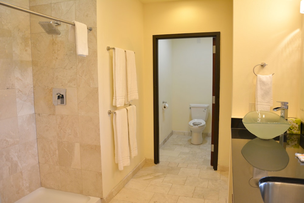 Suite, 1 Bedroom, Non Smoking (3 Queen Beds) - Photo 8