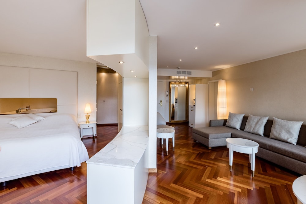 Suite, Hot Tub, River View (with Balcony) - Photo 5