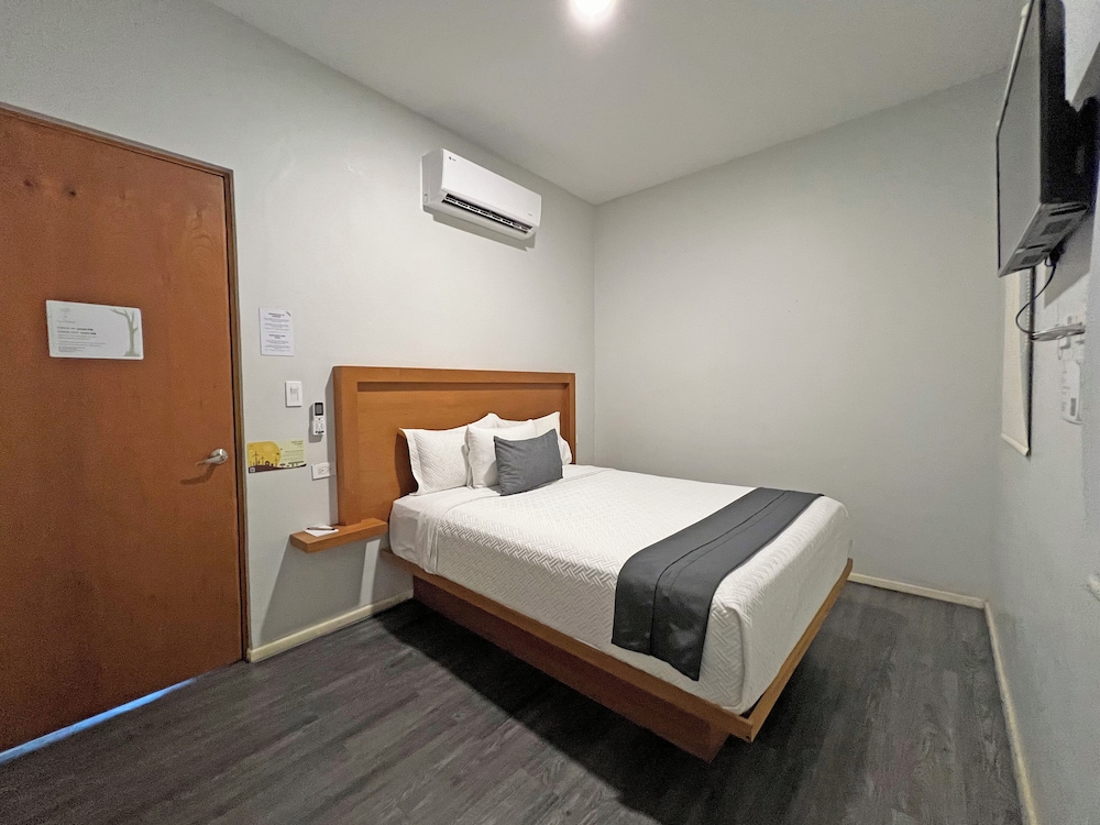 Master Bedroom, 1 Queen Bed