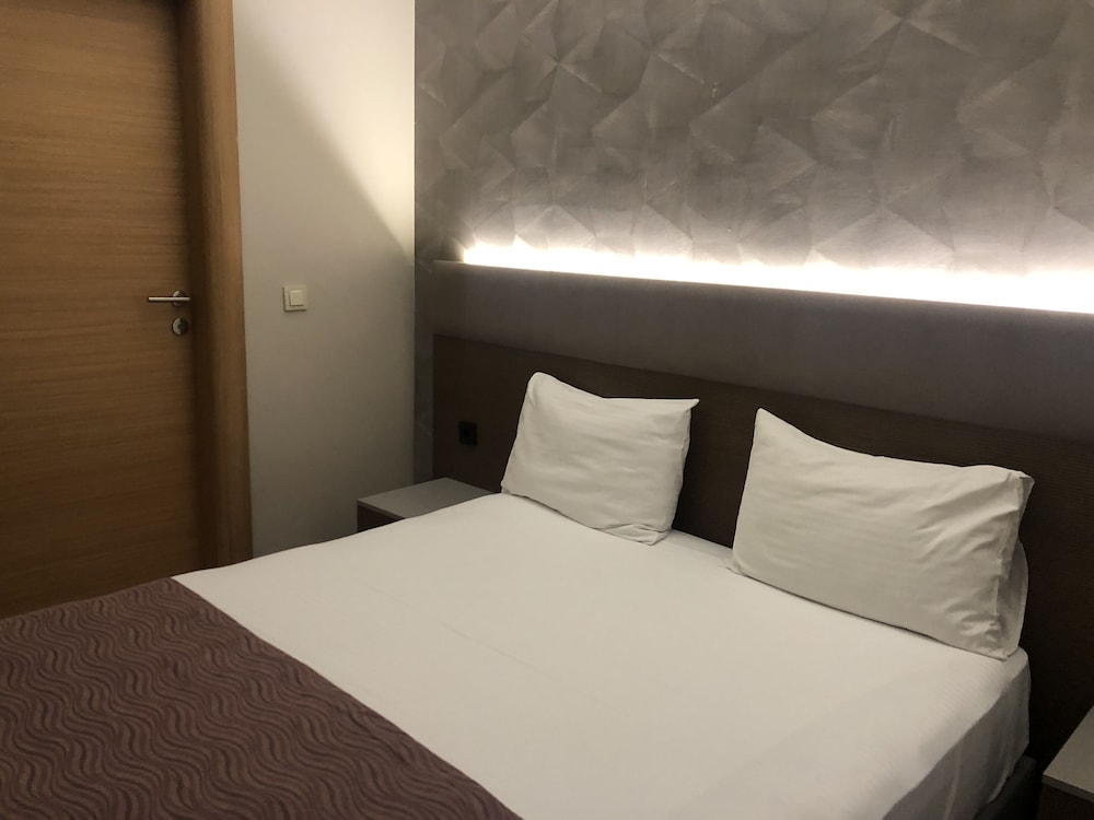 Economy Double Room, 1 Queen Bed photo 3