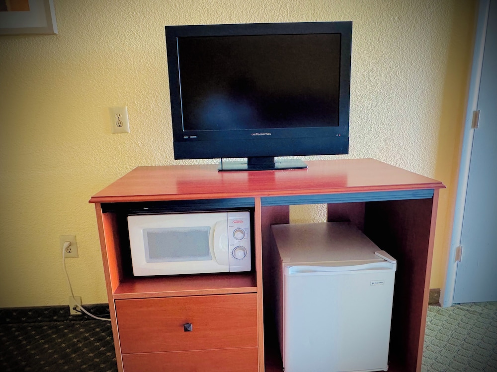 Standard Single Room, 1 King Bed, Non Smoking, Refrigerator & Microwave - Photo 4