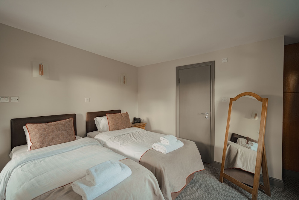 Lodge Twin Room in annex building - Photo 1