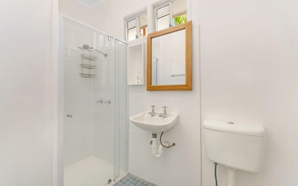 4 Bed Mixed Dorm with Ensuite (18 - 35 years old) photo 2