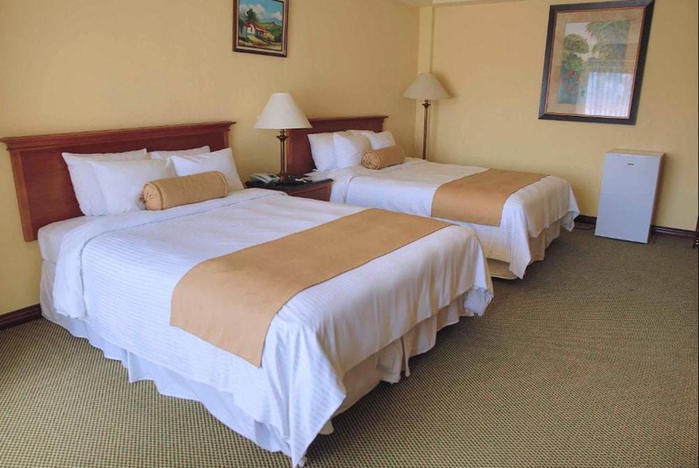 Standard Room, 2 Queen Beds - Photo 5
