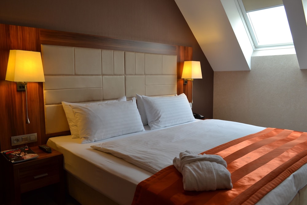 Premium Room, 1 King Bed (Stocked Minibar) - Photo 5