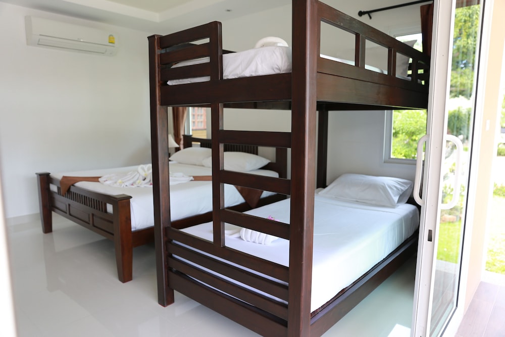 Grand Deluxe Family Suit Garden View photo 3