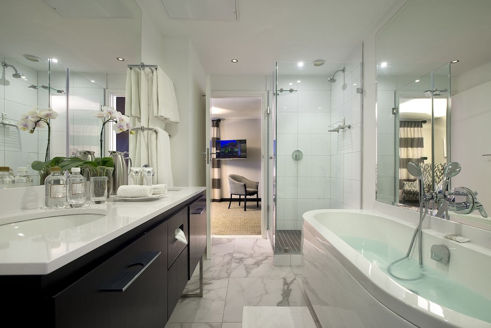 Suite - Photo 8