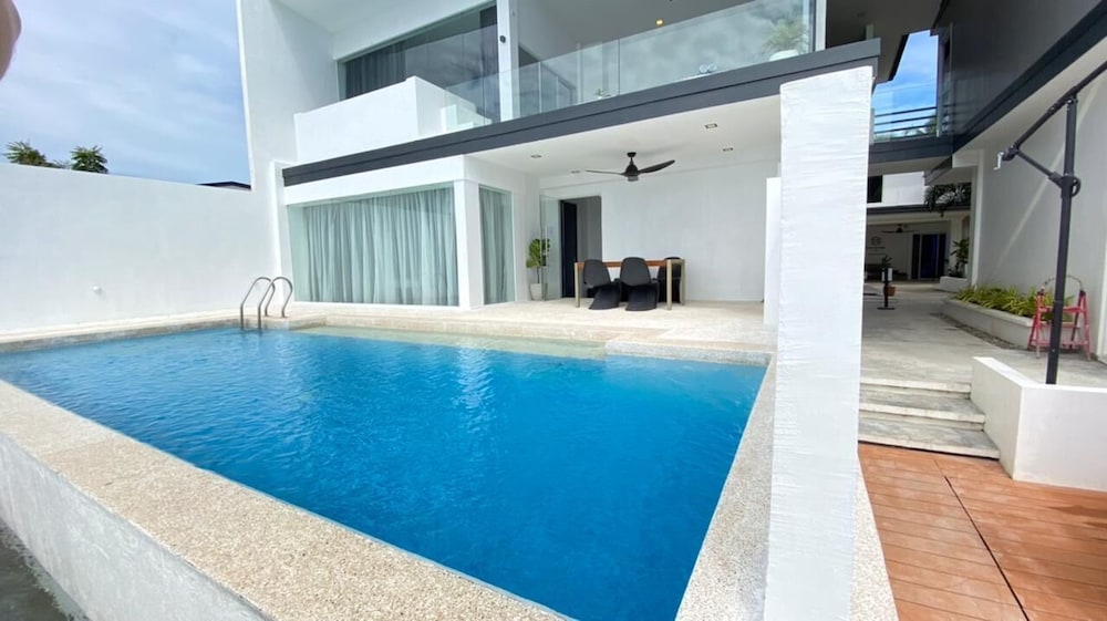 Executive Suite - Photo 20