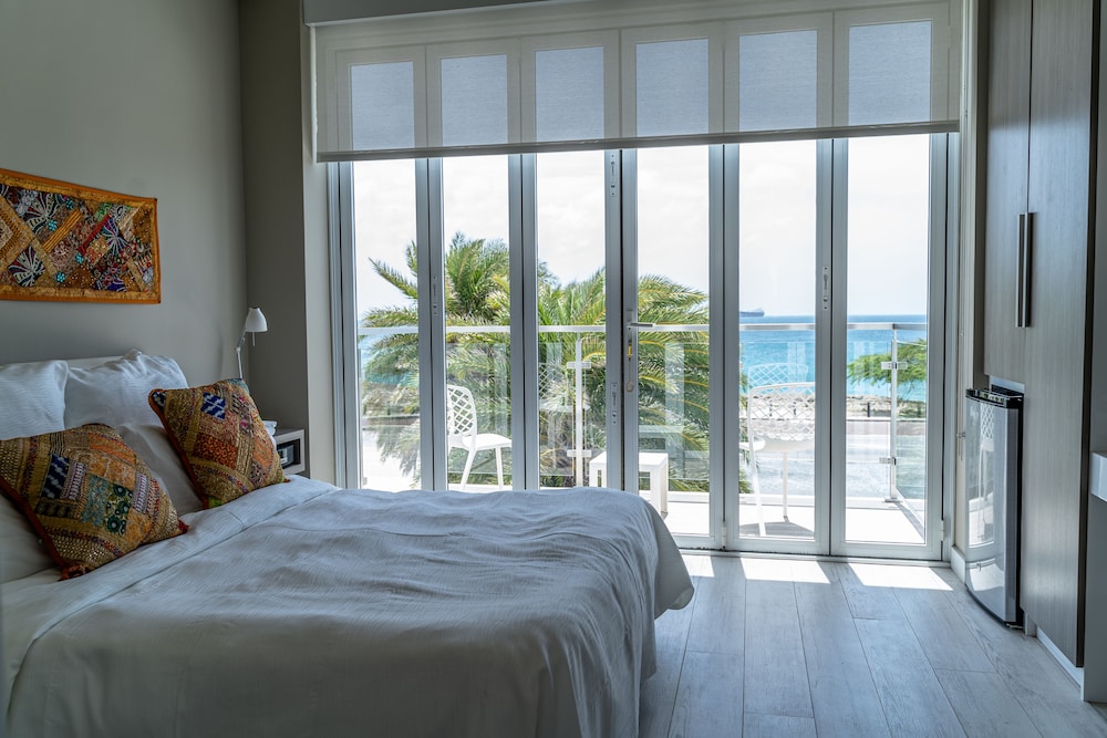Mini-Master Ocean View Room (One Queen Bed)