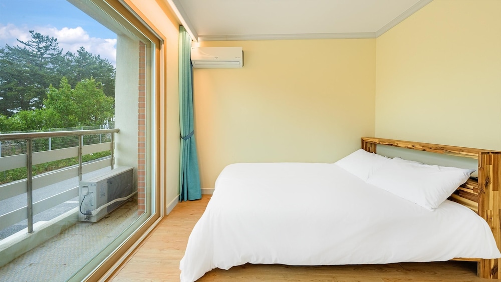 Basic Room, 1 Bedroom (101(Ocean View/No cooking)) - Photo 1