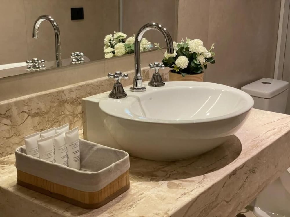 Apartamento Superior com Janela e Cama Queen