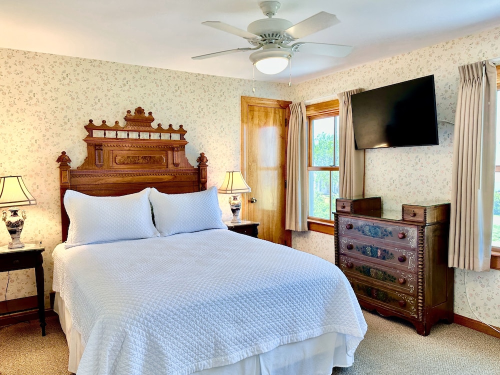 Room, 1 Queen Bed, Partial Ocean View (Shared Bathroom)