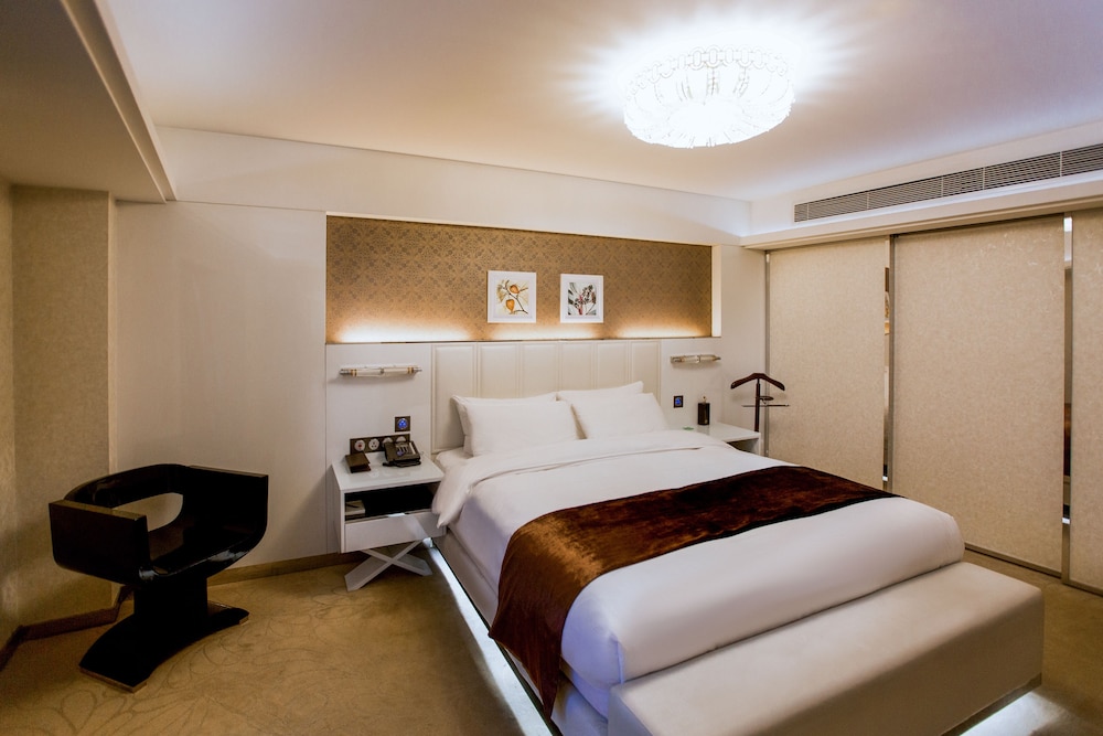 Deluxe Suite - Photo 6