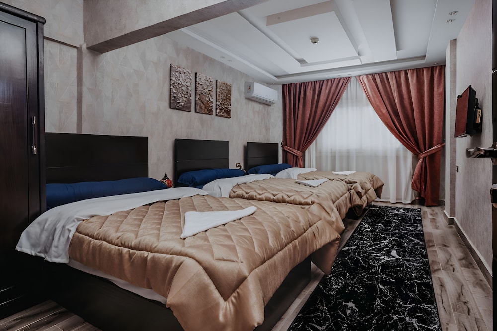 Deluxe 3 Bed Private Room Ensuite photo 2