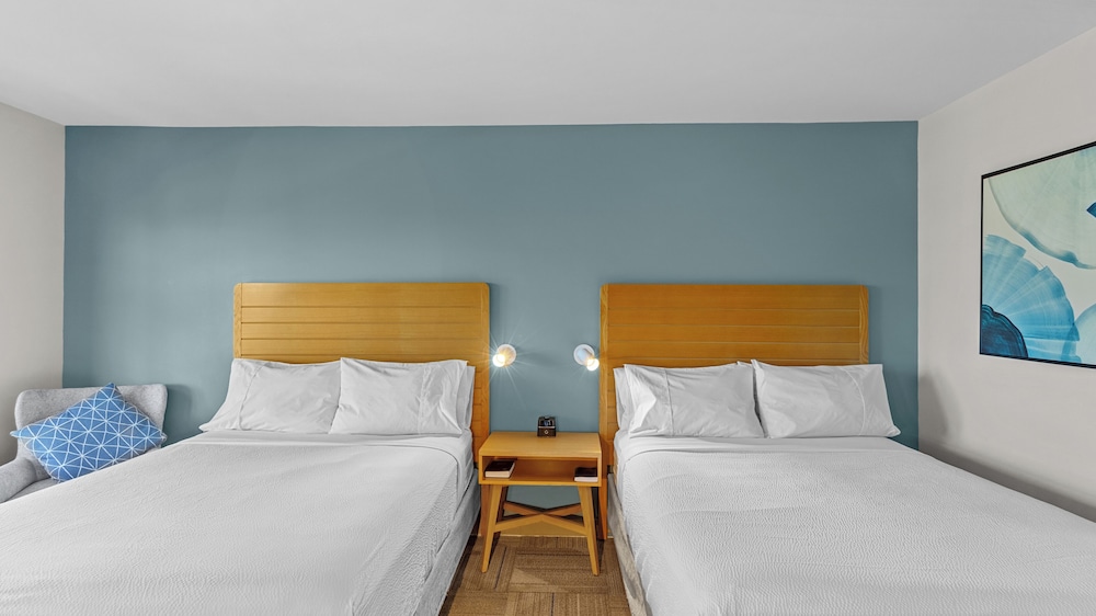 Room, 2 Queen Beds, Marina View (Balcony) - Photo 2