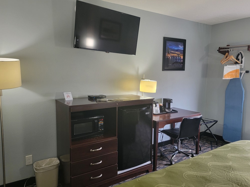 Standard Room, 1 King Bed, Non Smoking - Photo 2