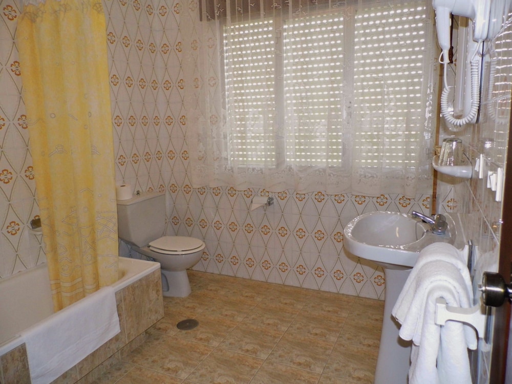 Basic Double Room, Private Bathroom photo 3