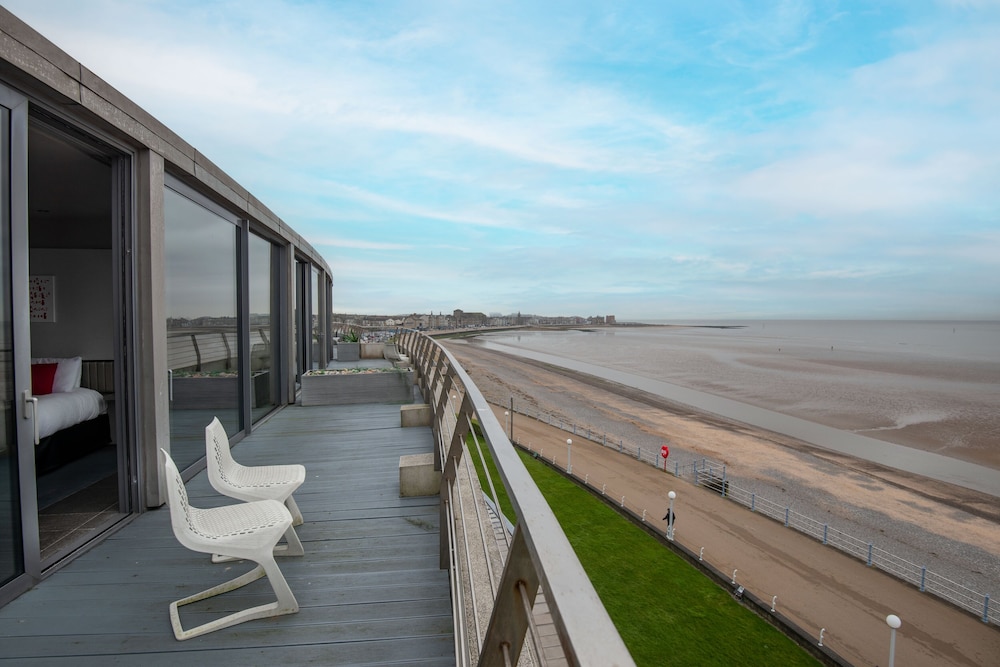 Feature Double Room with Balcony photo 3
