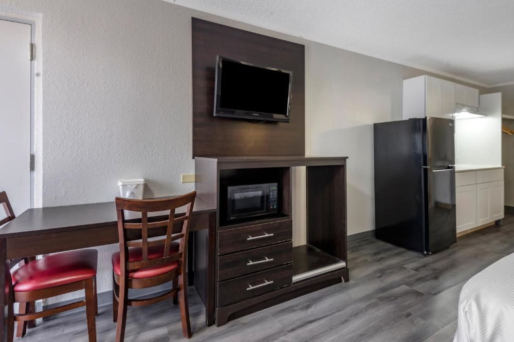 Room, 1 King Bed, Non Smoking (Efficiency) - Photo 4