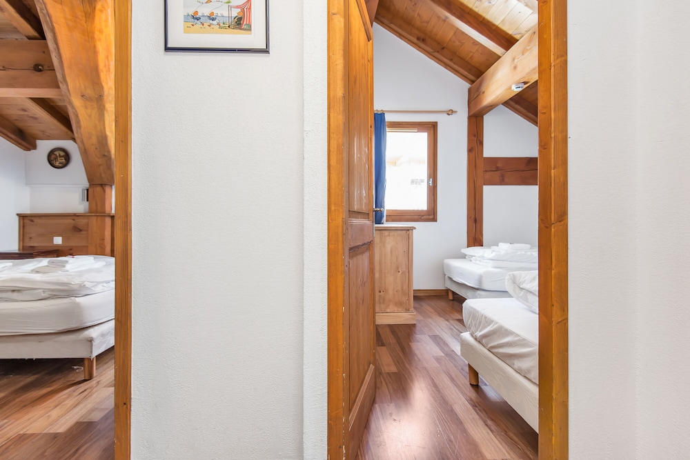 5-Bed Room, 2 Rooms photo 1