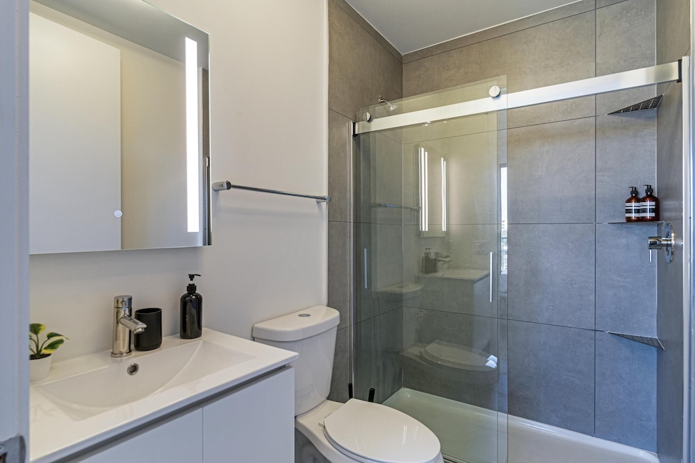 Exclusive Penthouse, 2 Bedrooms, Patio photo 3