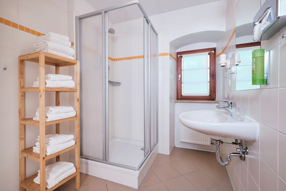 Standard Twin Room, Private Bathroom photo 3