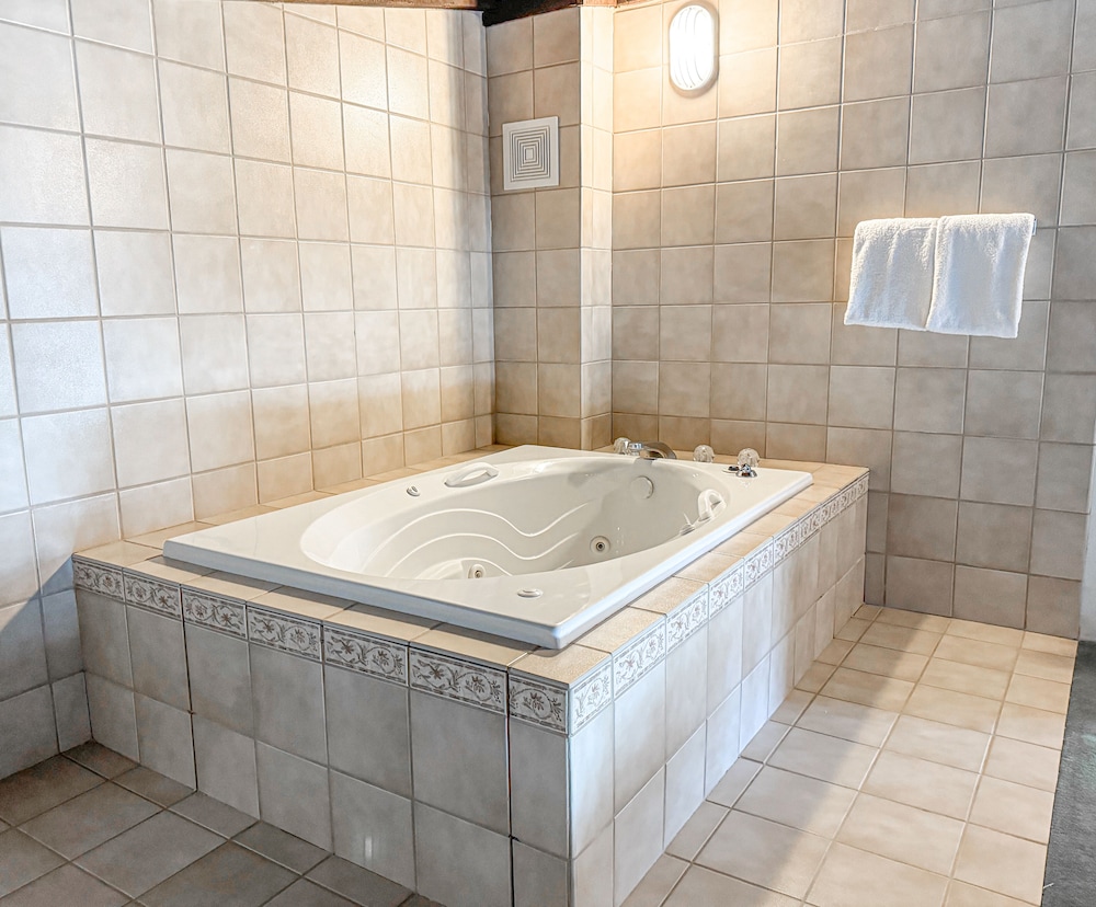 Comfort Suite, Jetted Tub photo 2
