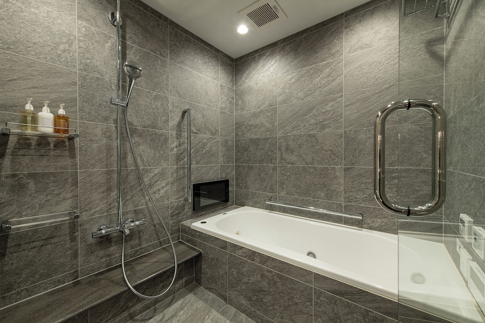 Quad Double Bed Suite - Photo 18