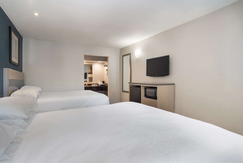 Suite, 2 Queen Beds, Non Smoking, Refrigerator & Microwave - Photo 1