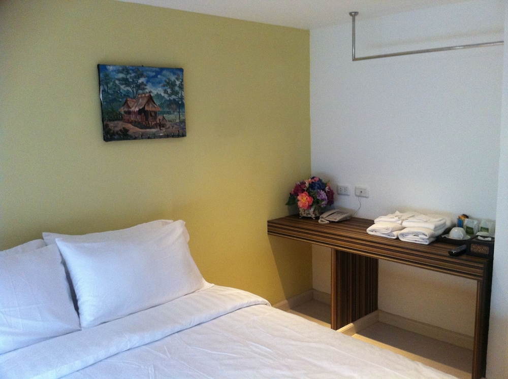 Standard Room, 1 Queen Bed photo 2