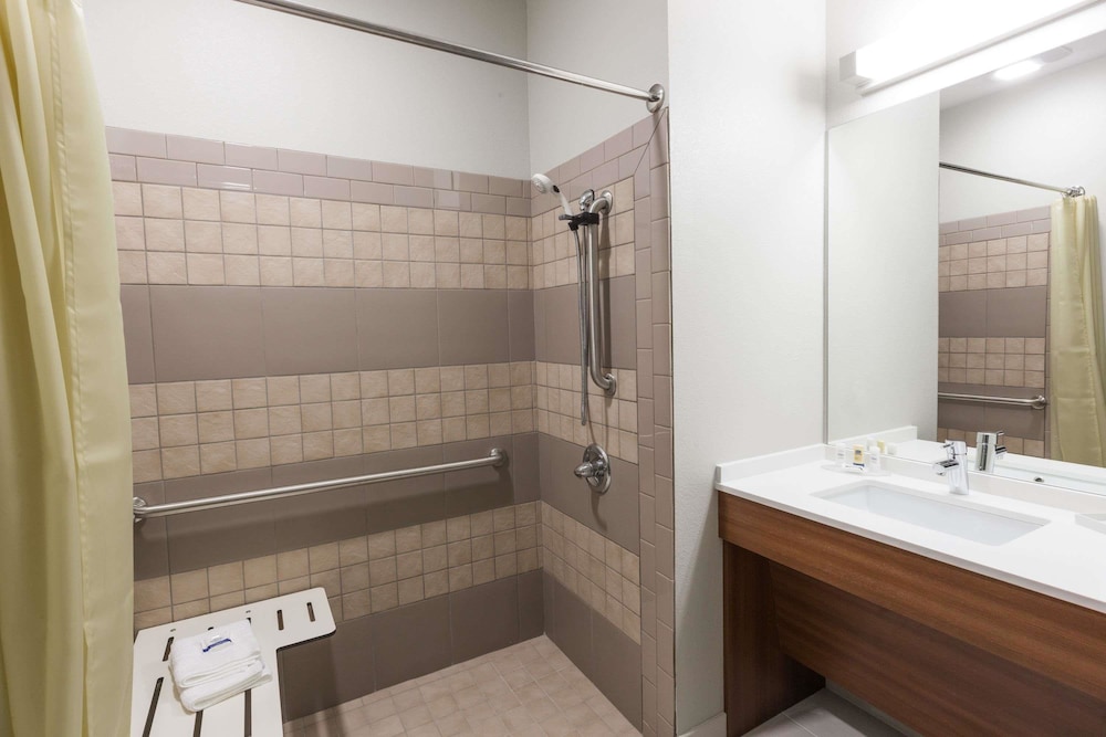 Room, Accessible photo 2