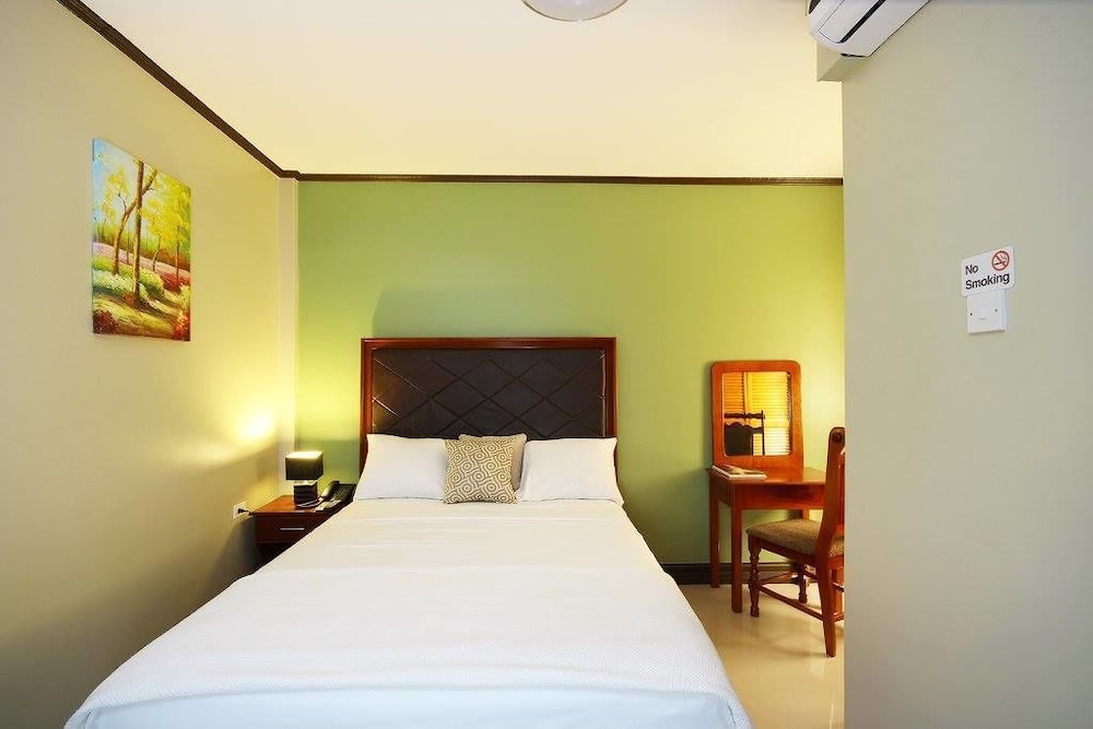 Standard Room, 1 Queen Bed photo 3