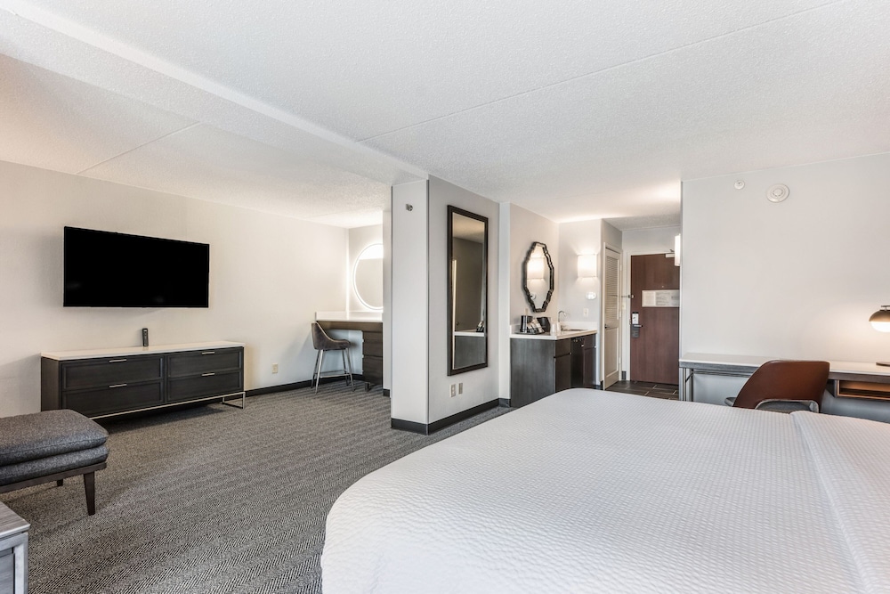 Room, 1 King Bed With Sofa Bed (Mobility/Hearing Accessible, Tub) - Photo 3
