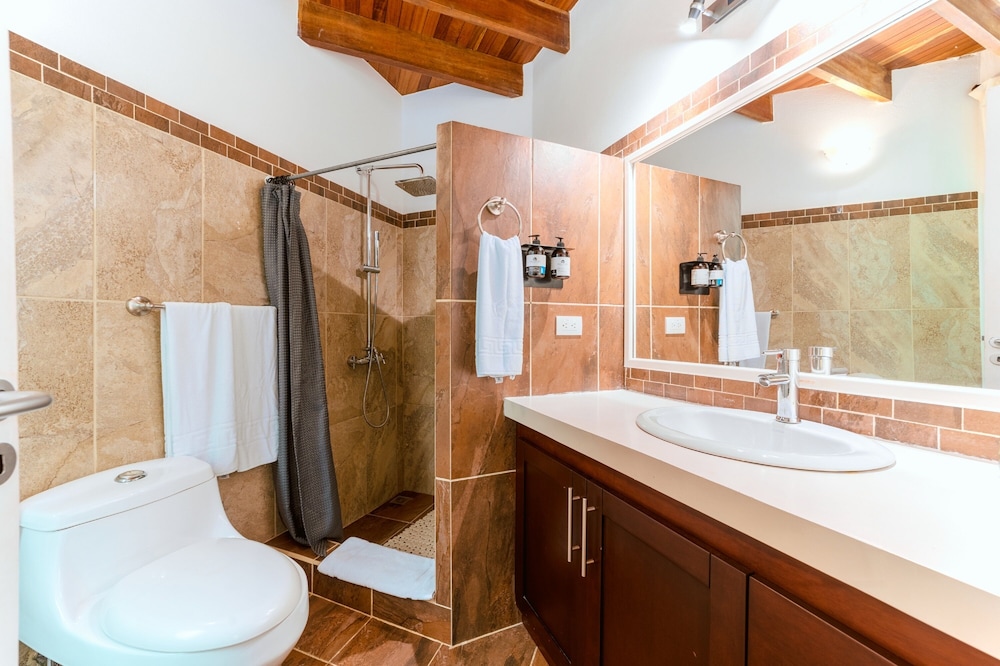 Villa con piscina privada ( 1 Queen + 2 twins)
