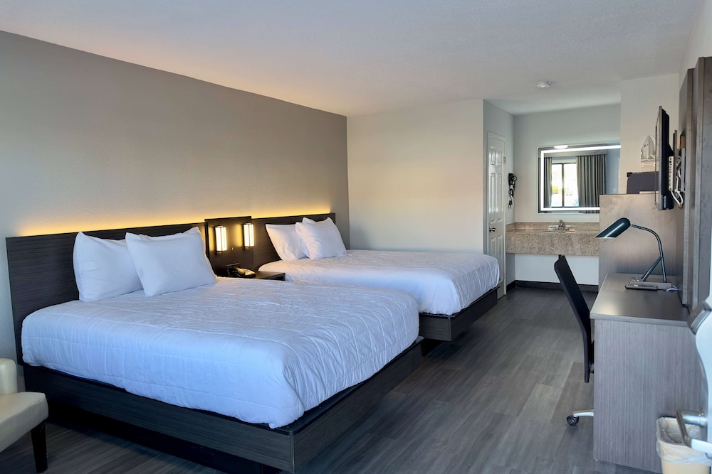 Room, 2 Queen Beds, Non Smoking - Photo 1