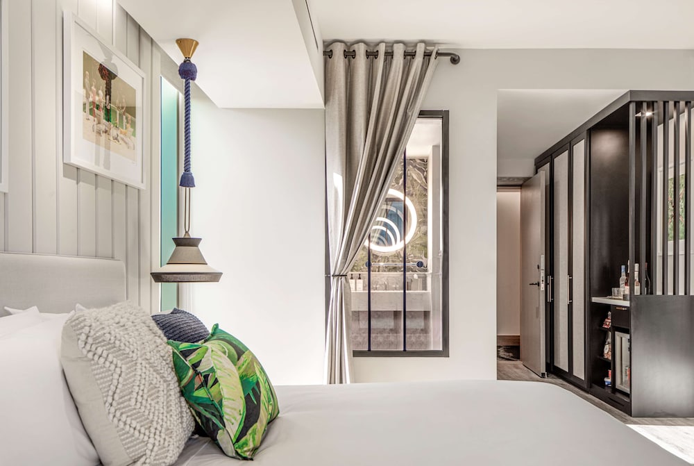 Suite, 1 King Bed, Accessible (Pineapple Grove)