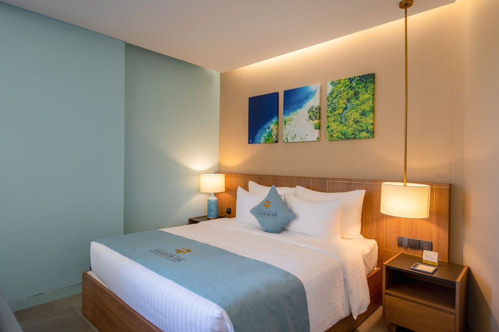 Panoramic Double Room, 1 Queen Bed, Balcony, Ocean View - Photo 7