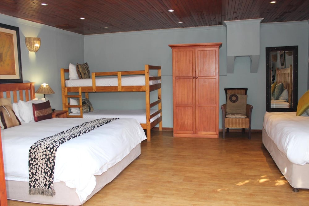 Family Poolside Room C photo 1