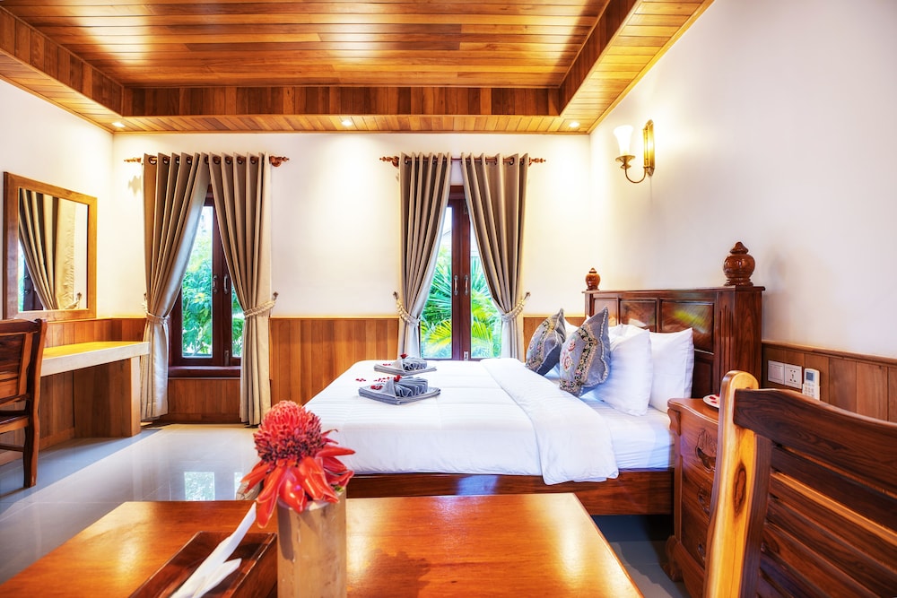 Deluxe Double Room, 1 King Bed, Balcony, Mountain View