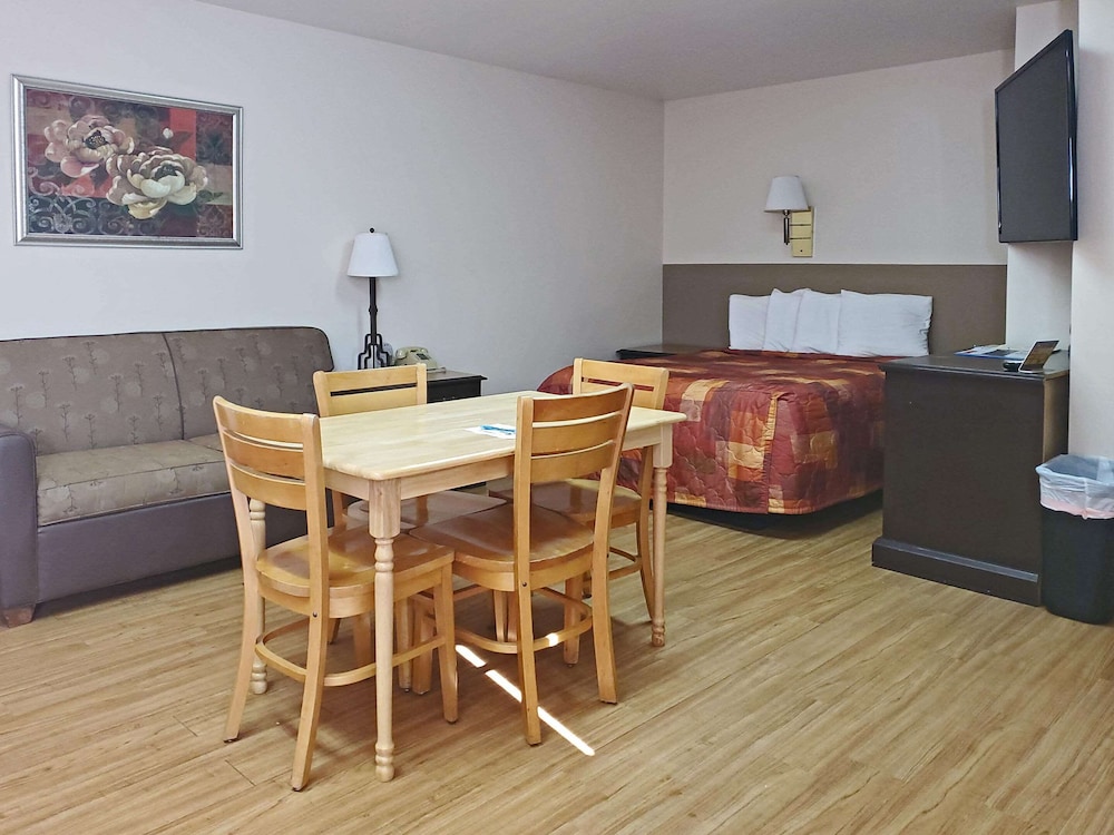 Room, Multiple Beds, Non Smoking, Ground Floor (Efficiency, 3 Queen Beds, No Pets) photo 3