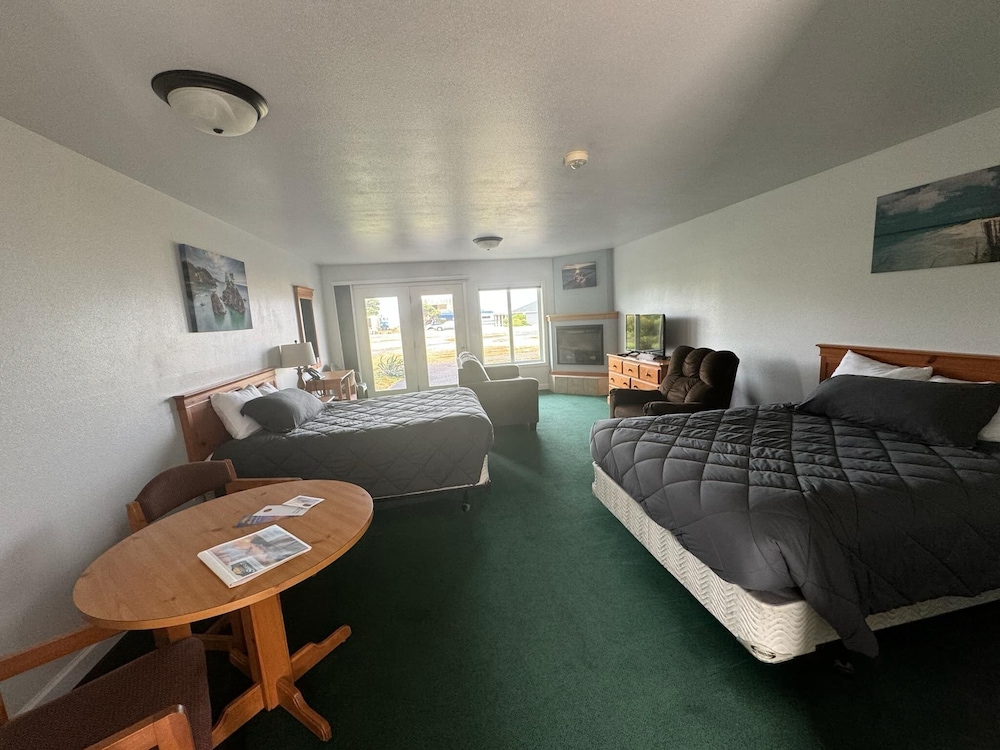 Standard Studio, 2 Queen Beds, Roll-in Shower, Partial Ocean View