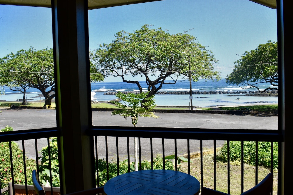 Luxury Studio Suite, 1 King Bed, Beach View, Oceanfront Orchid photo 2