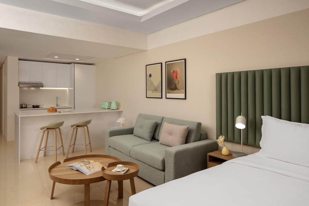 Studio Suite, 1 King Bed, Kitchen photo 3