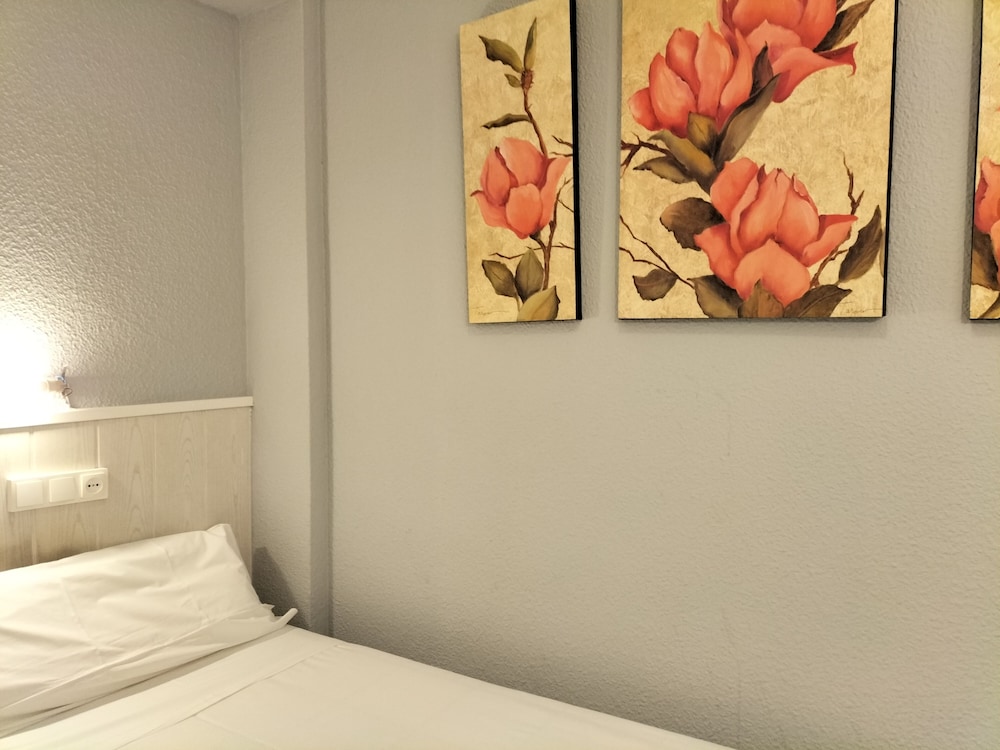 Single Room, Shared Bathroom photo 2
