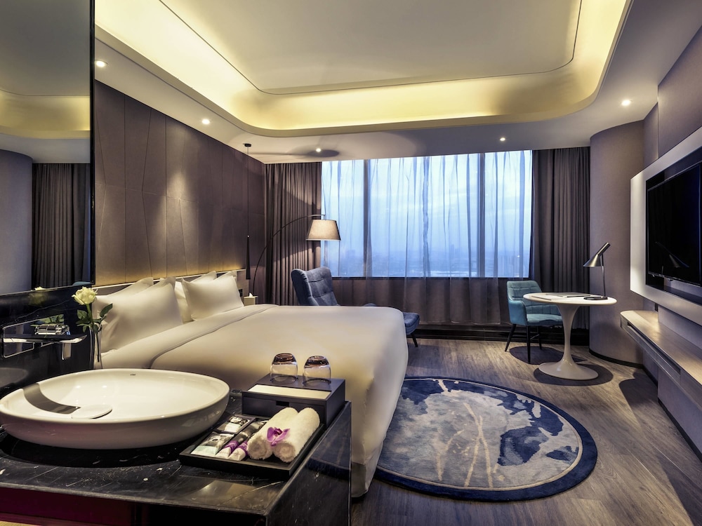 Superior Room, 1 King Bed photo 1