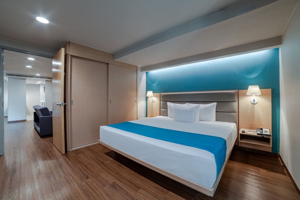Suite, 1 King Bed with Sofa bed (Balcony) thumbnail 5