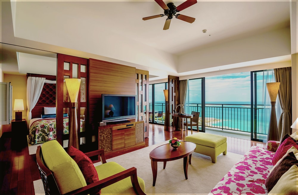 Royal Ocean Suite (With Lounge Access)