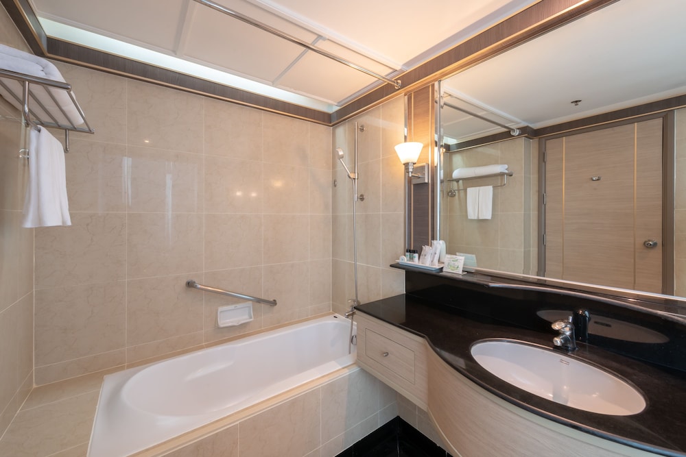 Deluxe Triple Room thumbnail 6