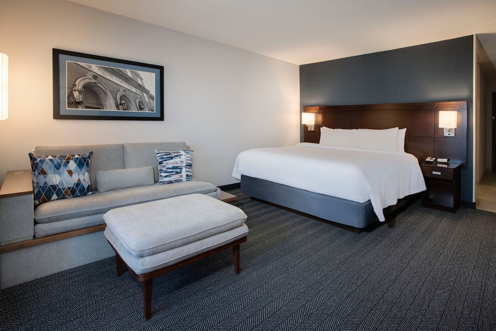 Room, 1 King Bed with Sofa bed (Hearing Accessible) - Photo 3